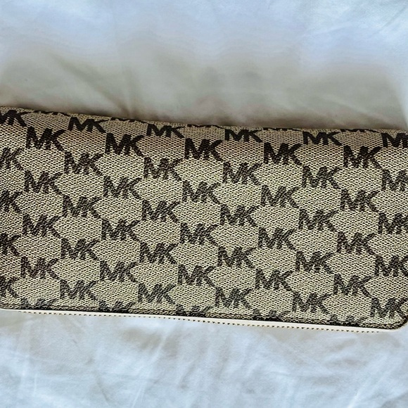 Michael Kors Wristlet - Picture 7 of 9